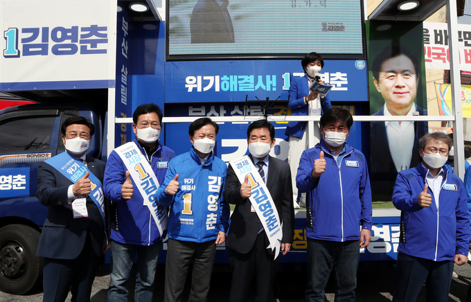 김영춘 유세지원 하는 송영길 김진표 의원. (사진=연합뉴스 제공)