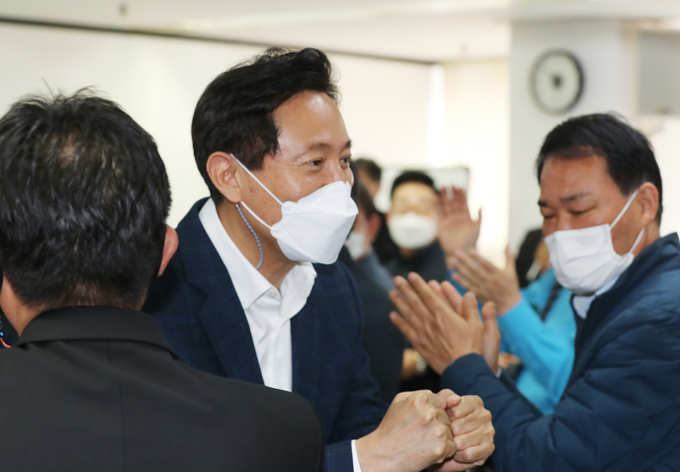 인사하는 국민의힘 오세훈 서울시장 후보. (사진=연합뉴스 제공)