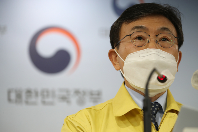 브리핑하는 권덕철 장관. (사진=연합뉴스)