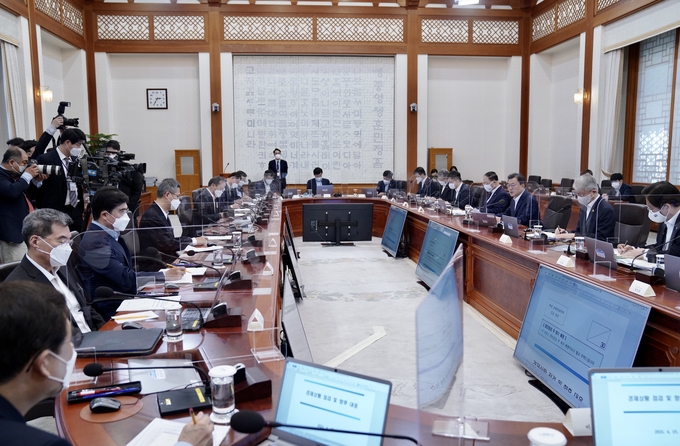 15일 오후 청와대에서 문재인 대통령 주재로 개최된 확대경제장관회의에 참석한 문 대통령과 경제부처 장관단 및 대표 산업 기업 대표들의 모습. (사진=연합뉴스)