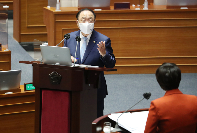 홍남기 국무총리 직무대행이 20일 오후 국회 본회의에서 열린 경제분야 대정부 질문에서 국민의힘 김은혜 의원으로부터 향후 코로나19 백신 확보 여부 등에 대한 질문에 답하고 있다. (사진=연합뉴스 제공)