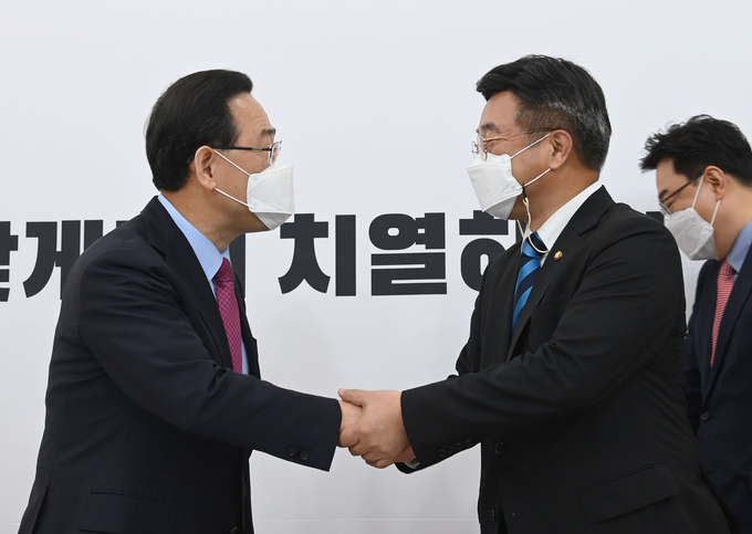 인사나누는 윤호중 주호영. (사진=연합뉴스 제공)