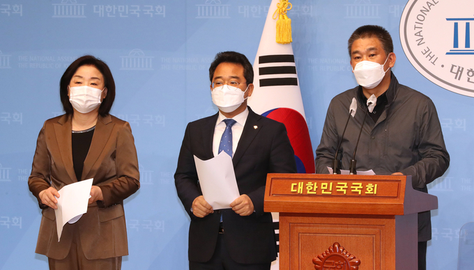 손실보상 소급적용 기자회견하는 민병덕, 심상정, 최승재 의원. (사진=연합뉴스 제공)