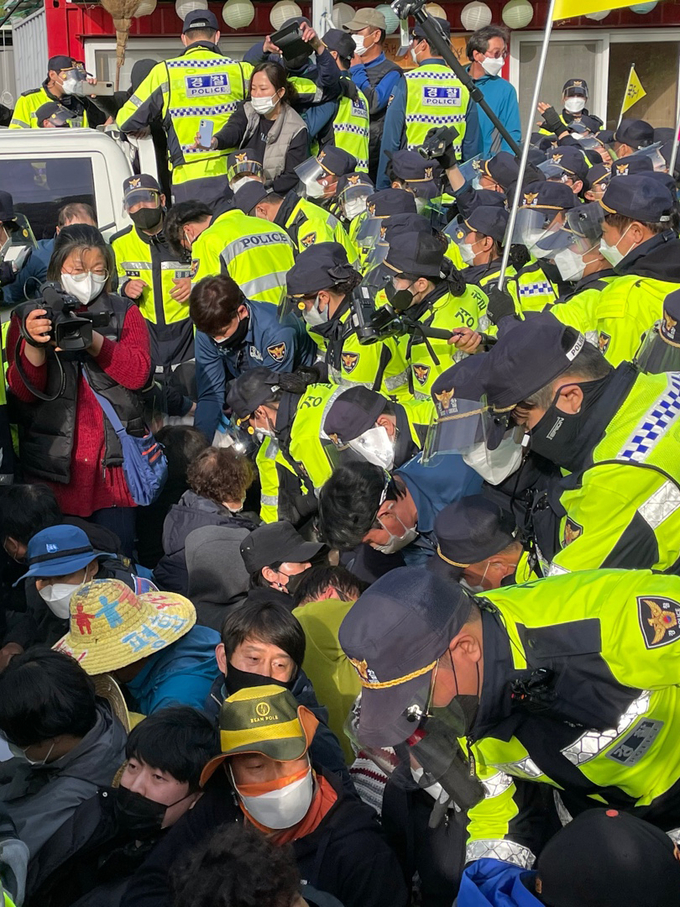 28일 오전 사드(THAAD·고고도미사일방어체계)기지 입구인 경북 성주군 초전면 소성리 마을회관 앞 도로에서 경찰이 연좌시위 중인 사드 반대단체 회원 및 주민들을 강제 해산하고 있다. (사진=연합뉴스)