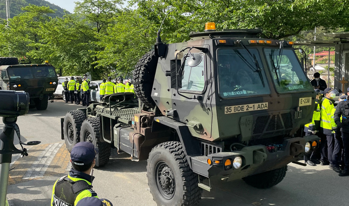 = 28일 오전 사드(THAAD·고고도미사일방어체계)기지 입구인 경북 성주군 초전면 소성리 마을회관 앞 도로에 사드기지로 들어가는 장비를 실은 군용차량이 지나가고 있다. (사진=연합뉴스)