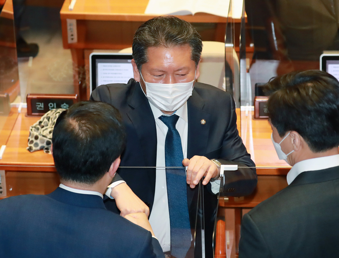 의원들과 대화하는 정청래 의원. (사진=연합뉴스 제공)