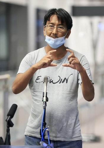 군부 쿠데타가 일어난 미얀마에서 구속됐다가 풀려난 일본인 프리랜서 언론인 기타즈미 유키 씨가 14일 밤 나리타공항에 도착한 뒤 기자회견을 하고 있다. (사진=연합뉴스) 