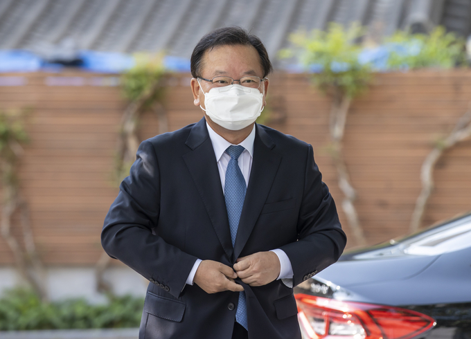 출근하는 김부겸 총리 후보자. (사진=연합뉴스 제공)