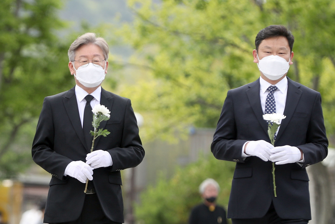 이재명 경기도지사가 6일 경남 김해시 진영읍 노무현 전 대통령 묘소를 방문해 곽상언 변호사와 헌화하고 있다. (사진= 연합뉴스 제공)