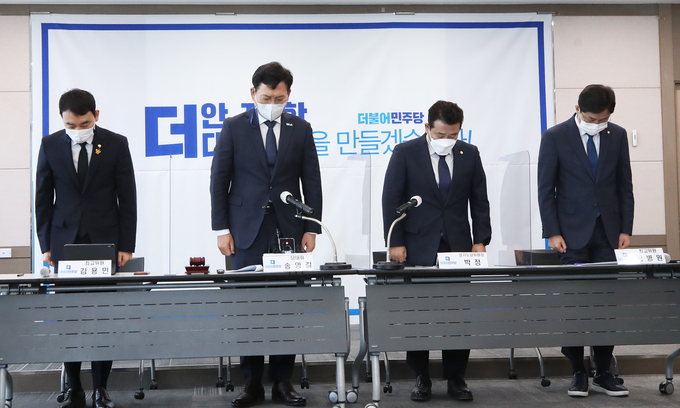 더불어민주당 송영길 대표가 12일 오전 경기도 평택시 포승읍 평택항만공사에서 열린 현장최고위원회의에서 고(故) 이선호 씨를 추모하는 묵념을 하고 있다. (사진=연합뉴스)
