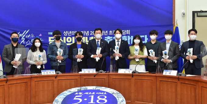 20대 청년 만난 민주당 송영길 대표. (사진=연합뉴스 제공)