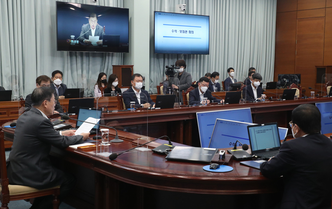 문재인 대통령 수보회의 주재 (사진 = 연합뉴스)