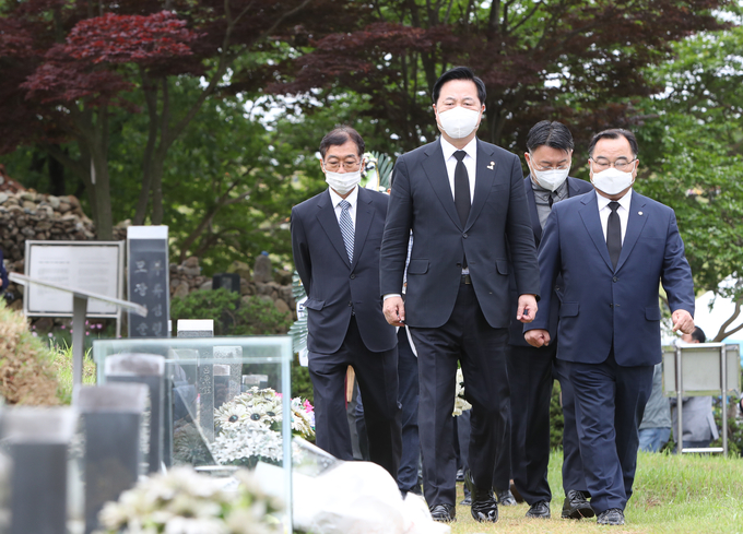 5·18열사 묘소 찾은 김두관 의원. (사진=연합뉴스 제공)
