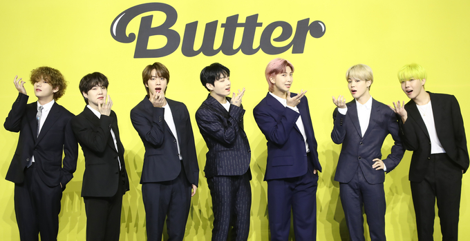 그룹 방탄소년단(BTS)이 21일 오후 서울 송파구 올림픽공원 올림픽홀에서 열린 새 디지털 싱글 '버터'(Butter) 발매 글로벌 기자간담회에서 포즈를 취하고 있다. 왼쪽부터 뷔, 슈가, 진, 정국, RM, 지민, 제이홉. (사진=연합뉴스)