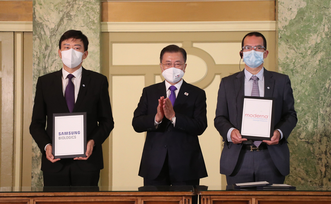 지난 22일(현지시간) 미국 워싱턴 시내 한 호텔에서 열린 ‘한미백신기업 파트너십’ 행사에서 삼성바이오로직스와 모더나 간의 위탁 생산 계약 MOU 체결에 박수를 보내는 문재인 대통령(가운데)과 존림 삼성바이오로직스 사장(왼쪽), , 스테판 반셀 모더나 CEO(오른쪽)의 모습. (사진=연합뉴스)