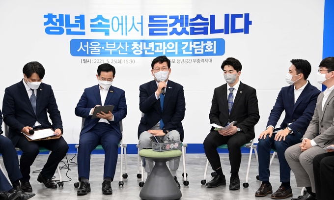 서울·부산 청년과의 간담회에서 발언하는 송영길 대표