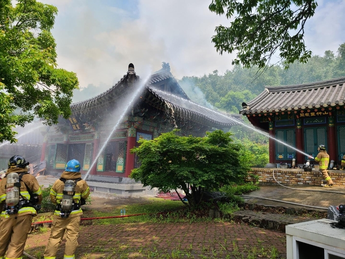 26일 오전 파주 동패동 사찰에서 화재가 발생해 소방당국이 진화작업을 벌이고 있다. (사진=연합뉴스)