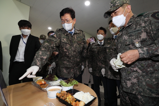 장병 급식 살펴보는 송영길 대표. (사진=연합뉴스 제공)