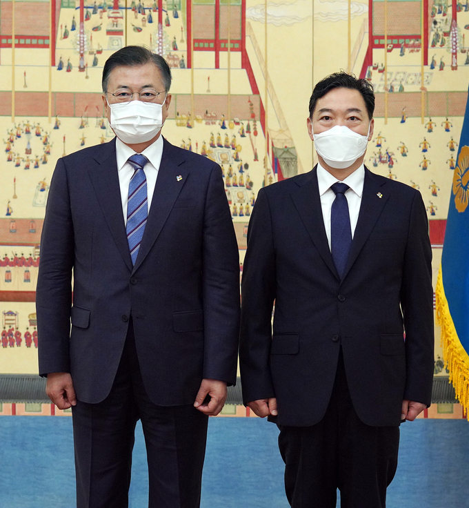 기념촬영하는 문 대통령과 김오수 검찰총장. (사진=연합뉴스 제공)
