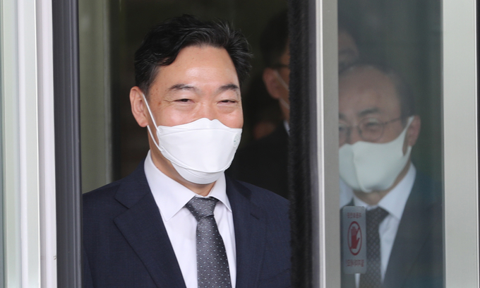법무부 청사 나오는 김오수 신임 검찰총장. (사진=연합뉴스)