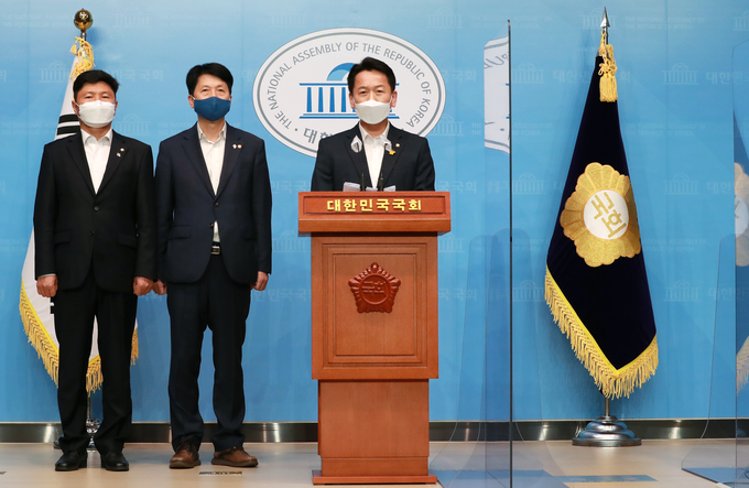 문 대통령 간담회 결과 보고하는 민주당 초선의원들. (사진=연합뉴스 제공)