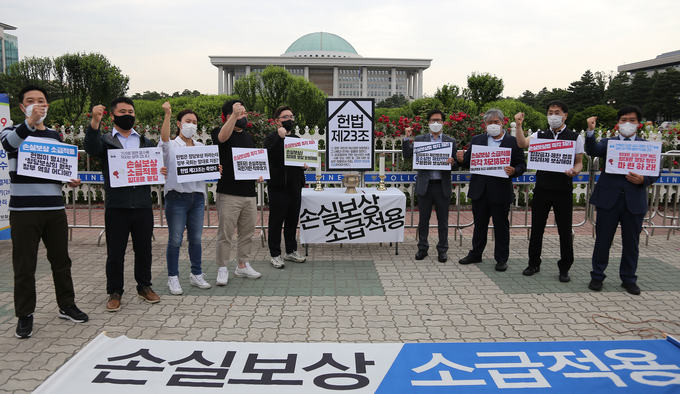손실보상법 입법 촉구 피해업종·중소상공인·시민사회단체 관계자들이 7일 서울 여의도 국회 앞에서 기자회견을 열고 손실보상 소급적용을 촉구하는 퍼포먼스를 하고 있다. (사진=연합뉴스 제공)