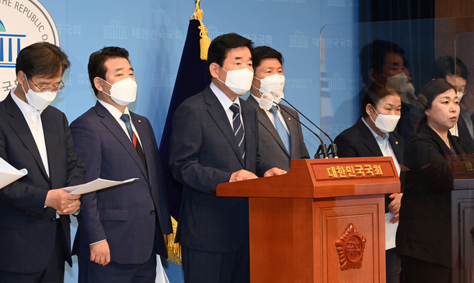 '누구나 집' 시범사업 부지 발표하는 민주당 부동산특위. (사진=연합뉴스 제공)