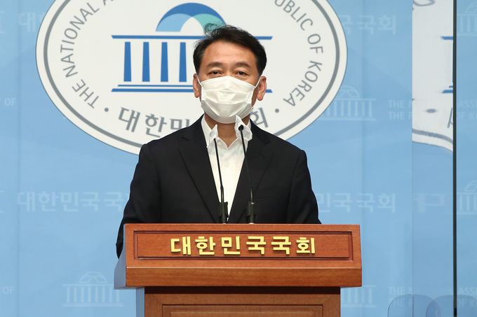 정책 기자회견 하는 민주당 이광재 의원. (사진=연합뉴스 제공)