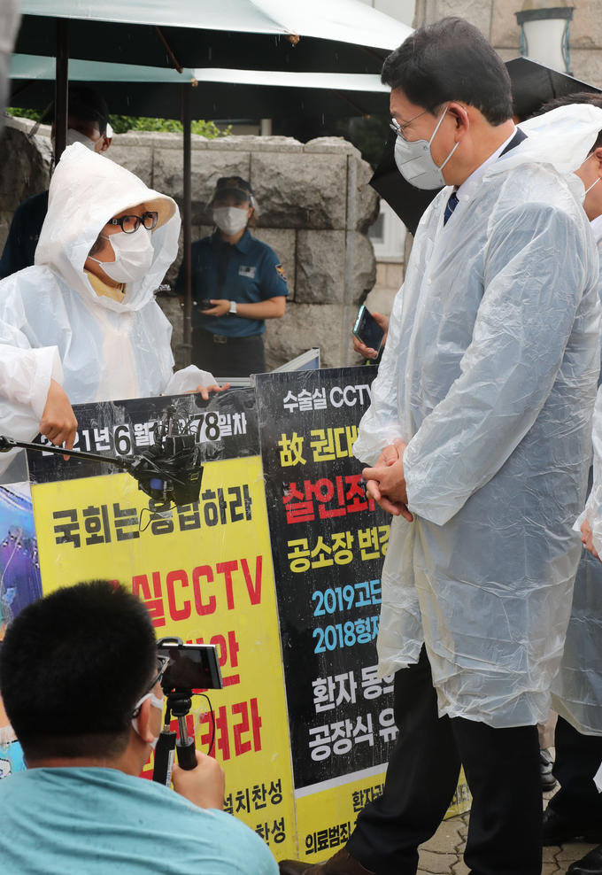 송영길, 수술실 CCTV 설치 1인 시위자와 대화. (사진=연합뉴스 제공)