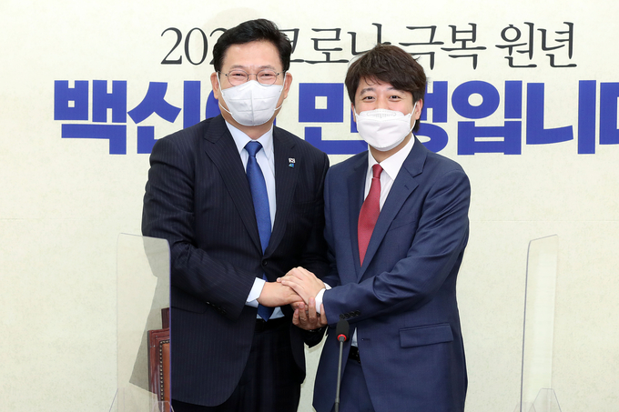 민주당 송영길 대표 예방한 국민의힘 이준석 대표. (사진=연합뉴스 제공)