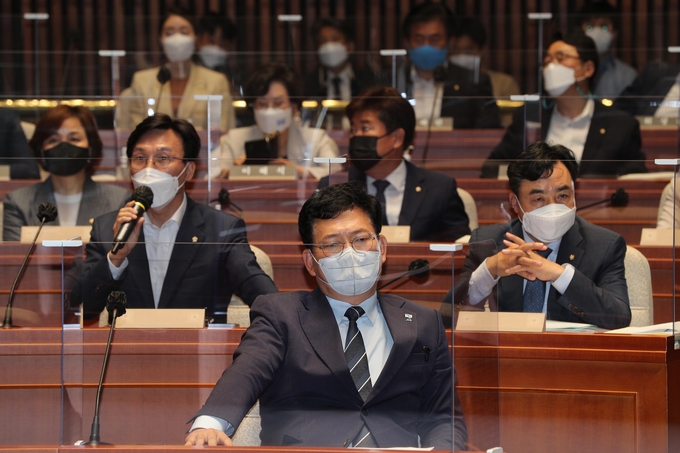 더불어민주당 송영길 대표와 의원들이 22일 오전 서울 여의도 국회에서 열린 의원총회에서 회의 공개를 주장하는 설훈 의원의 의사진행 발언을 듣고 있다. (사진=연합뉴스 제공)