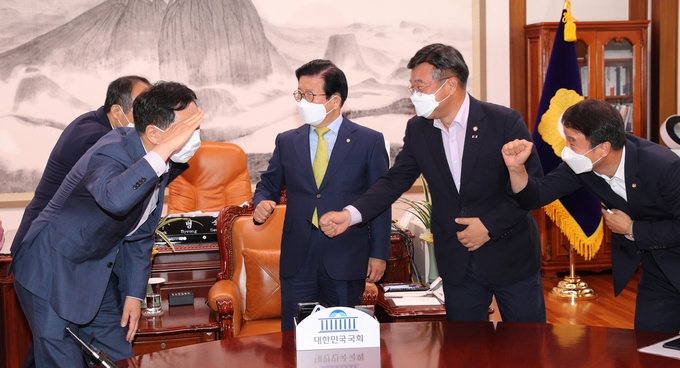 의장 주재 회동에서 인사하는 여야 원내대표단. (사진=연합뉴스 제공)