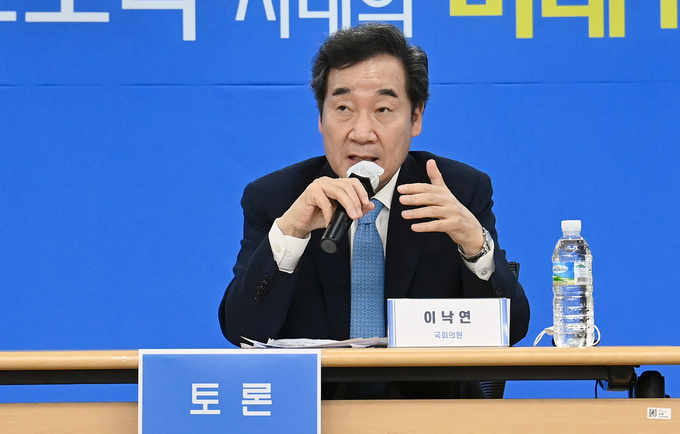 토론하는 민주당 이낙연 전 대표 (사진 = 연합뉴스 제공)