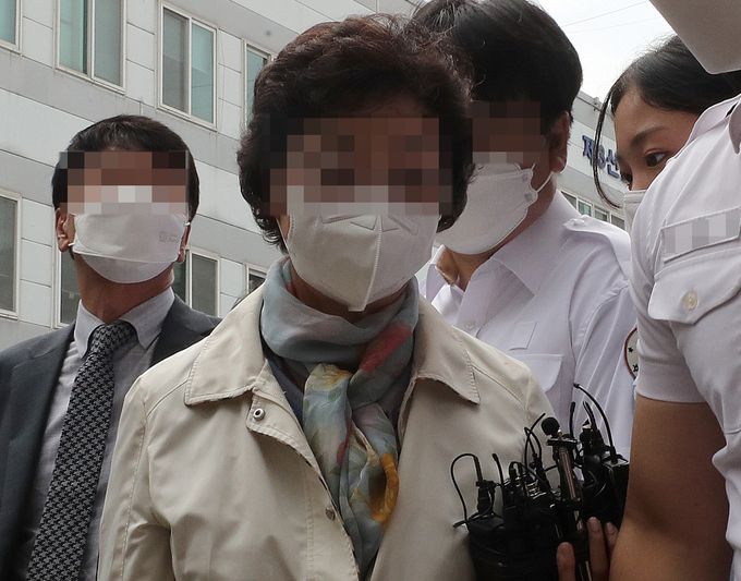 법정 출석하는 윤석열 전 검찰총장 장모. (사진=연합뉴스 제공)