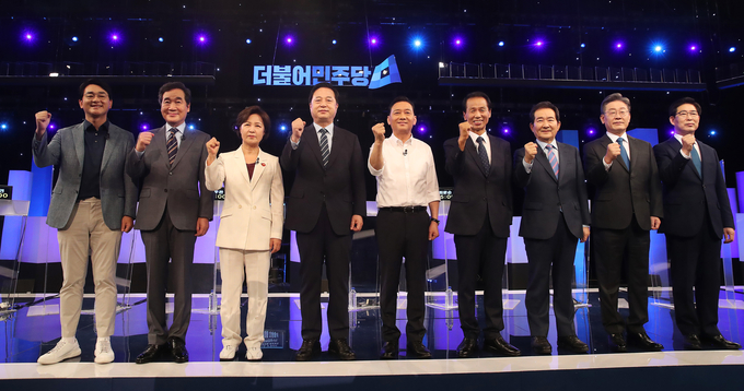 첫 합동 토론회 나선 민주당 대선 경선 예비후보. (사진=연합뉴스 제공)