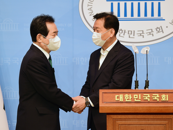 후보 단일화 선언 마친 정세균 전 국무총리와 민주당 이광재 의원. (사진=연합뉴스)