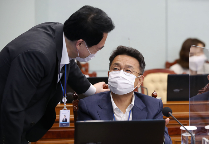 대화하는 이철희, 박수현 수석. (사진=연합뉴스 제공)
