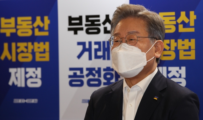 취재진과 인터뷰하는 이재명 (사진=연합뉴스 제공)