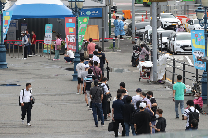 코로나19 확진자 1천200명대…반년만에 3차대유행 정점 근접. (사진=연합뉴스)