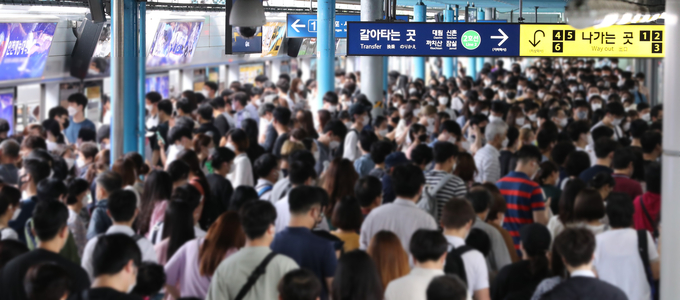신규확진 1천316명, 이틀연속 최다기록 경신…불안한 출근길. (사진=연합뉴스)