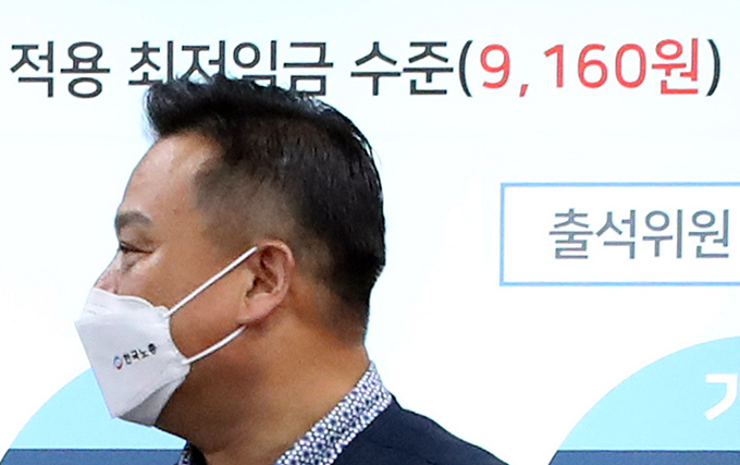 지난 12일 정부세종청사에서 열린 제9차 최저임금위원회 전원회의에서 2022년도 최저임금 결정이 나자, 회의장을 떠나는 이동호 한국노총 사무총장의 모습. (사진=연합뉴스)
