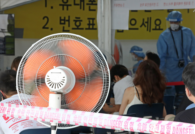14일 서울광장 야외 코로나19 임시선별검사소에서 대기하는 검사 신청자들의 모습. (사진=연합뉴스) 
