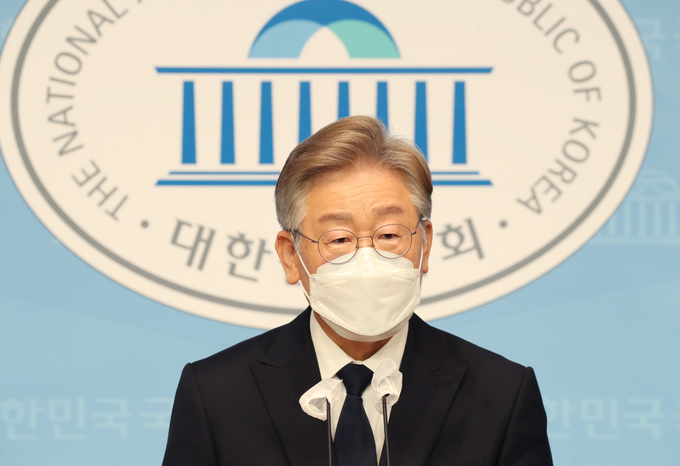 이재명 경기도지사가 22일 국회 정론관에서 기자회견을 하고 있다. (사진= 연합뉴스 제공)