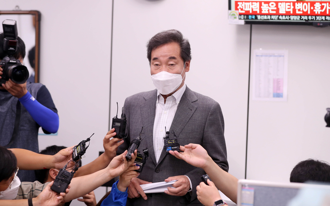 이낙연, 경남도청 출입기자단과 대화 (사진 = 연합뉴스 제공)
