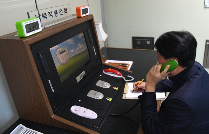  2018년 1월 3일 판문점 공동경비구역 내 연락사무소에서 우리측 연락관이 북측과 통화를 위해 남북직통 전화를 점검하는 모습. (사진=연합뉴스 제공/자료사진)