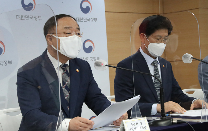 28일 오전 정부서울청사 브리핑에서 홍남기 경제부총리 겸 기재부 장관,이노형욱 국토교통부 장관, 은성수 금융위원장, 김창룡 경찰청장과 부동산 관계 장관 합동 담화를 가지는 모습. (사진=연합뉴스)