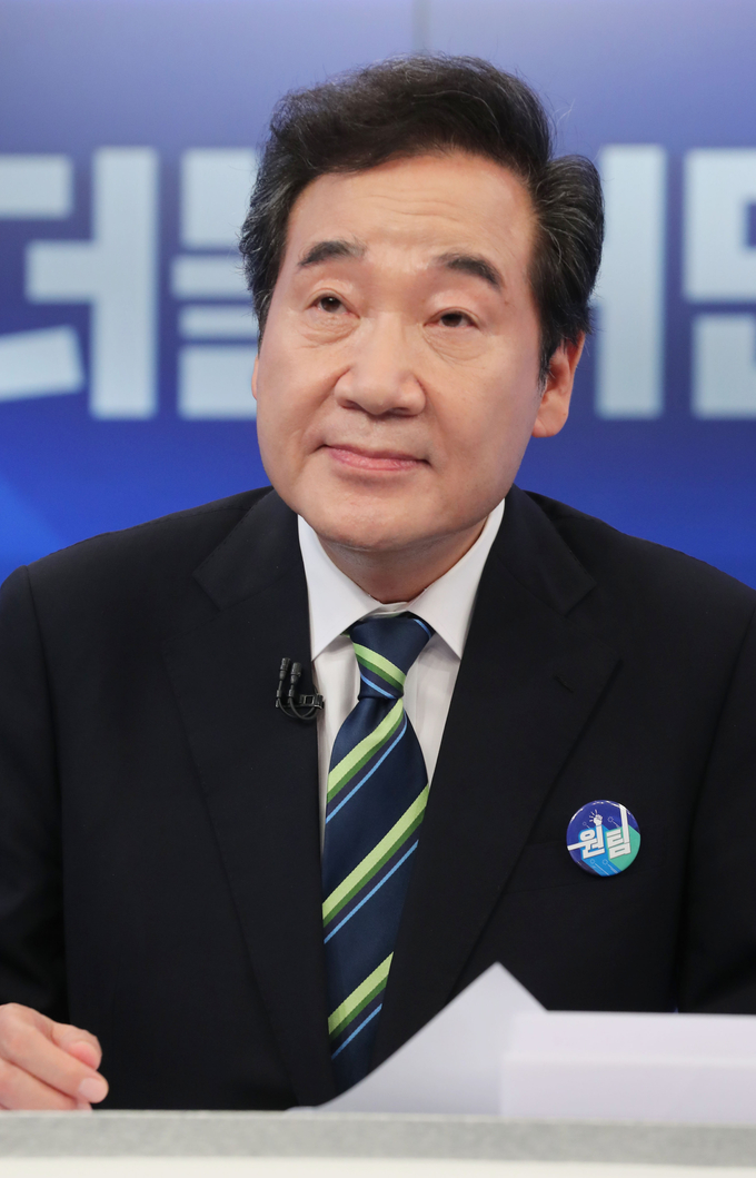 TV토론 카메라 테스트하는 이낙연 (사진 = 연합뉴스 제공)