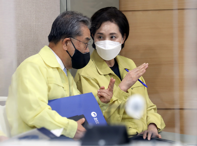 대화하는 유은혜 사회부총리와 이재정 경기도교육감. (사진=연합뉴스 제공)