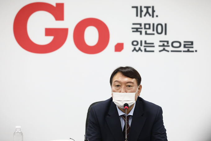 취재진 질문에 답하는 윤석열 대선 예비후보