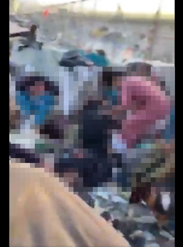 26일(현지시간) 카불 공항 애비게이트 부근 테러 참변 현장. (사진=트위터 캡처/연합뉴스)